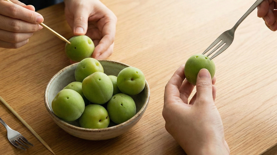 梅仕事 梅をフォーク、竹串で刺す、穴を開ける