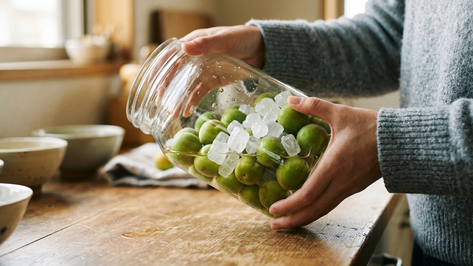 梅シロップの瓶を回す