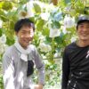 深山のキウイの山田さん（左）と深井さん（右） キウイ畑にて