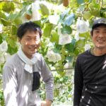 深山のキウイの山田さん（左）と深井さん（右） キウイ畑にて