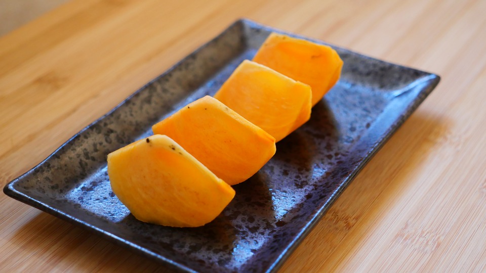 太秋柿をくし形に切って皿に盛ったところ