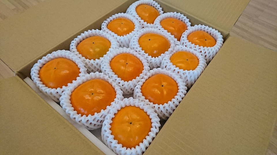 箱にぎっしり並んだ柿