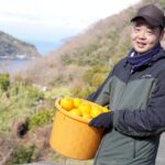 木下農園 収穫した柑橘を持つ園主